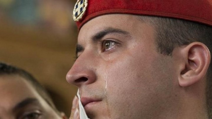 H ιστορία του δακρυσμένου Εύζωνα που συγκλόνισε (Video) - Media