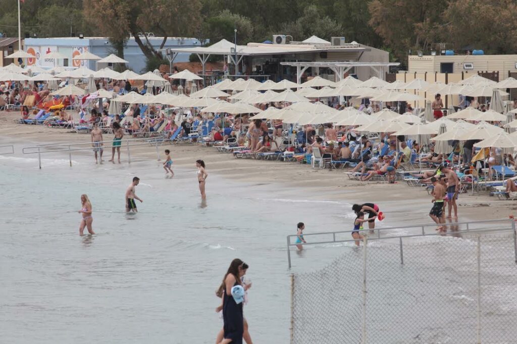 Αφόρητη η ζέστη το Σάββατο - Σε ποια πόλη έγινε το πρώτο 40άρι της χρονιάς - Το αδιαχώρητο στις παραλίες της Αττικής (Photo) - Media