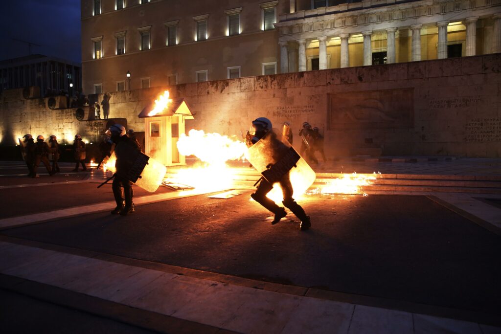 Τα επεισόδια έξω από τη Βουλή - Φωτορεπορτάζ  - Media