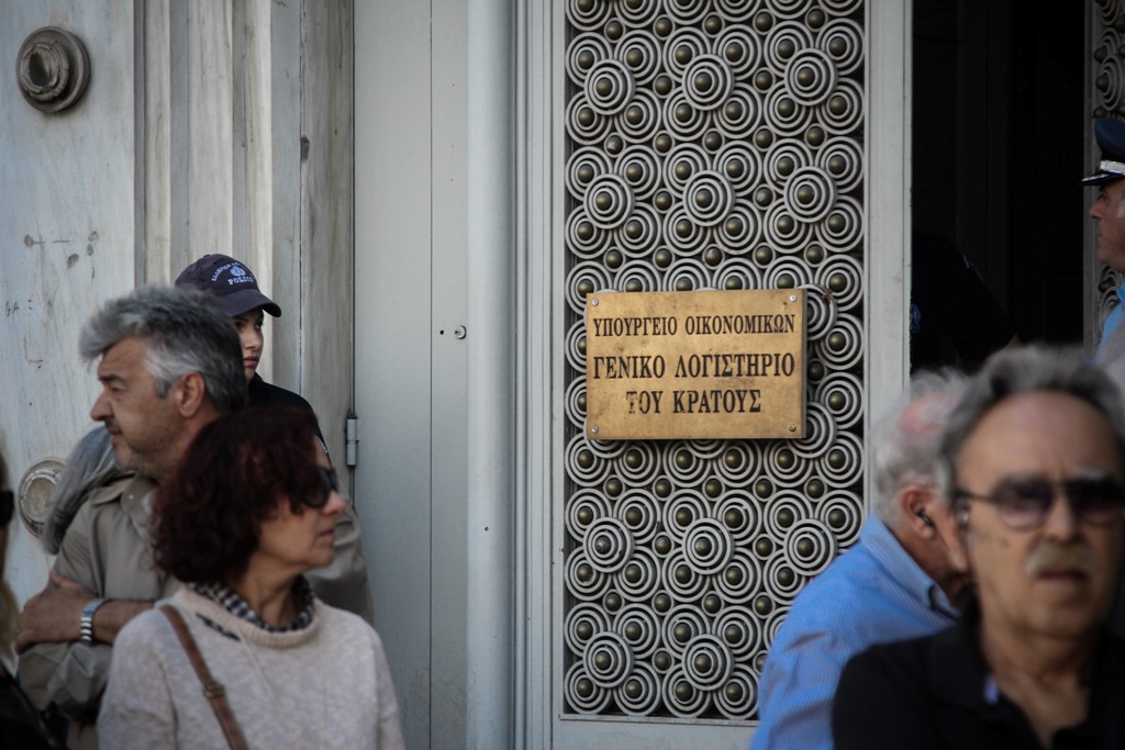 Συνεχίζεται η κατάληψη ενστόλων στο γραφείο του Χουλιαράκη: Δεν φεύγουμε, αν δεν δούμε τον υπουργό - Media