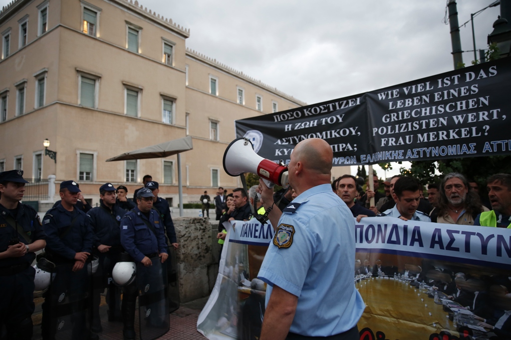 Έξω από τη Βουλή οι ένστολοι - Συνεχίζεται η κατάληψη στο Γενικό Λογιστήριο του Κράτους - Media