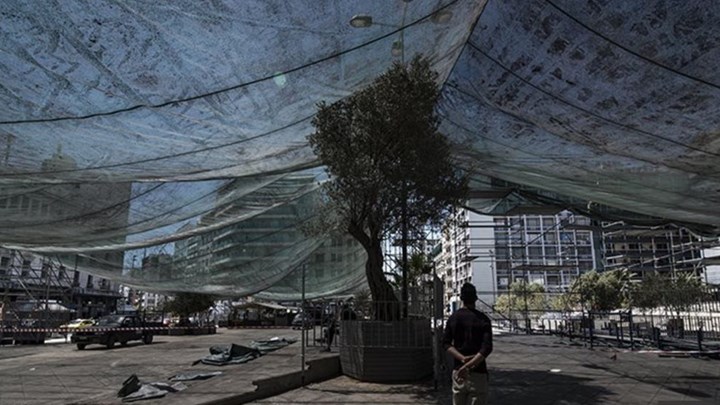 Η τέντα της… οργής στην Ομόνοια - Έντονες αντιδράσεις καλλιτεχνών (Photos) - Media