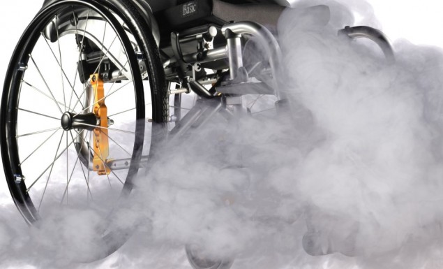 Απίστευτη εικόνα στο Πανθεσσαλικό: Φίλαθλοι σε αμαξίδια πνίγονται από δακρυγόνα! (Photo) - Media