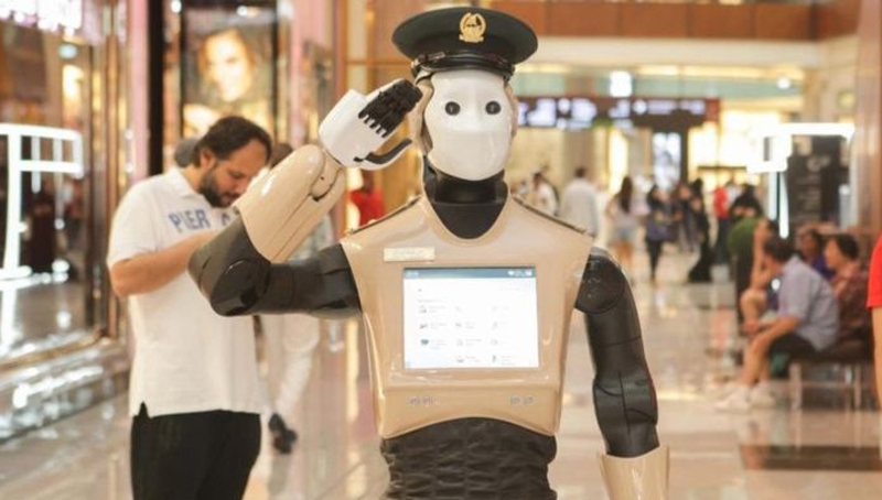 Ένα ρομπότ αστυνομικός κάνει περιπολίες στο Ντουμπάι - Media