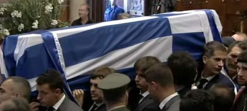 Τα εγγόνια του Κωνσταντίνου Μητσοτάκη, πήραν το φέρετρο του παππού τους στους ώμους τους και το μετέφεραν (Photos) - Media