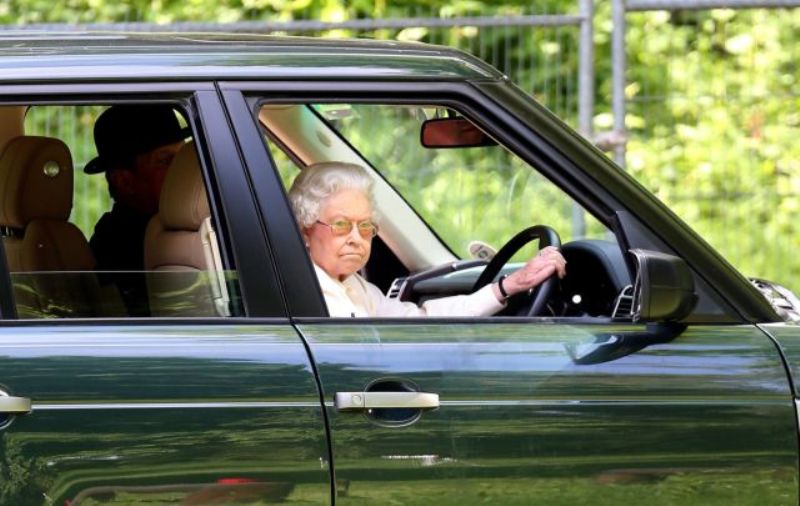Η βασίλισσα Ελισάβετ οδηγεί και... ρίχνει τα social media (Photos) - Media