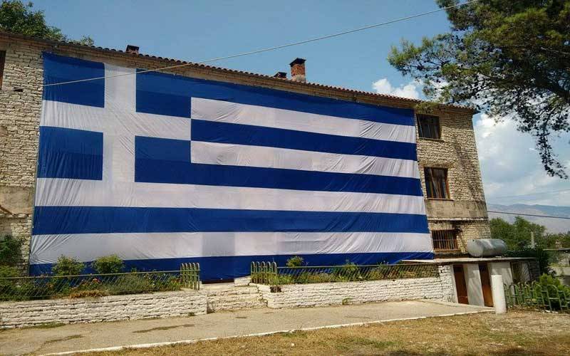 Αλβανοί εθνικιστές κατέβασαν την Ελληνική σημαία από χωριά της μειονότητας - Media
