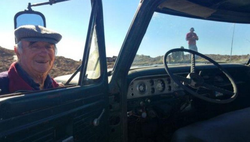 Αγρότης έθαψε το… πιστό του φορτηγό μετά από 48 χρόνια υπηρεσίας! - Media