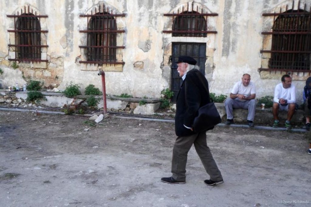 Ο Μανώλης Γλέζος επέστρεψε στις φυλακές του Ιτζεδίν 58 χρόνια μετά (Photos) - Media
