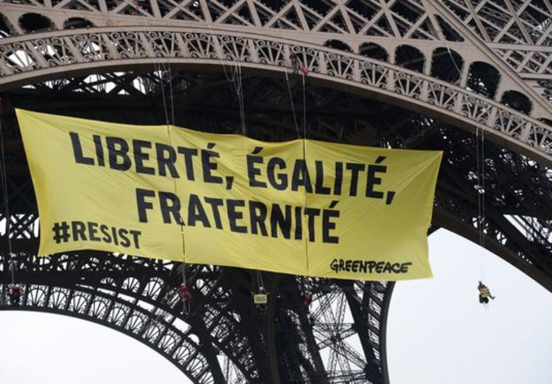 Greenpeace εναντίον Λεπέν: Ύψωσαν πανό στον Πύργο του Άιφελ - Media