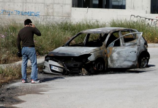 Βίντεο ντοκουμέντο από την ενέδρα θανάτου στα Γλυκά Νερά: Στις φλόγες το αυτοκίνητο των δολοφόνων (Video) - Media
