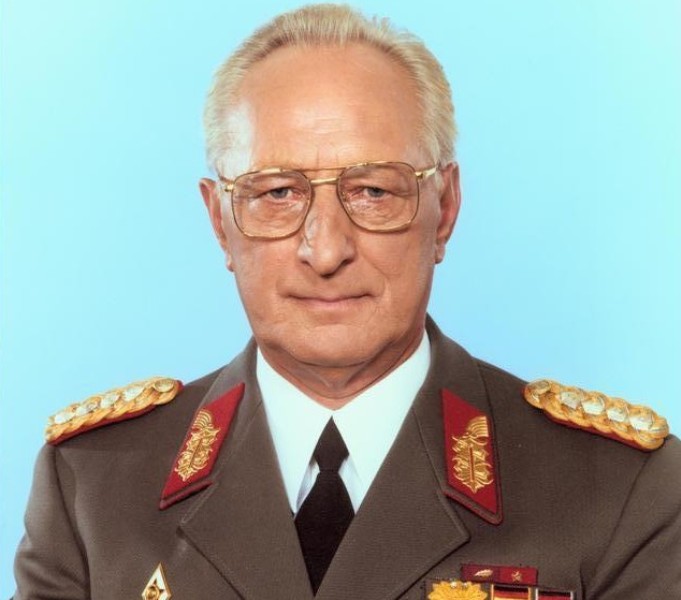 Τέλος εποχής για τη Γερμανία: Πέθανε ο τελευταίος υπουργός Άμυνας της ΛΔΓ (Photos) - Media