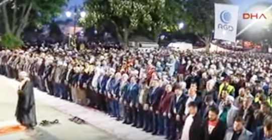 Λαοθάλασσα φανατικών μουσουλμάνων στην Αγιά Σοφιά - Φώναζαν «Να σπάσουν οι αλυσίδες, να ανοίξει η Αγιά Σοφιά» (Video) - Media