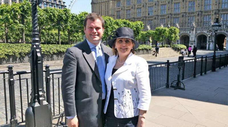 Ο «Μακρόν» της Βρετανίας: 38χρονος βουλευτής παντρεύεται την 66χρονη σύντροφό του - Media