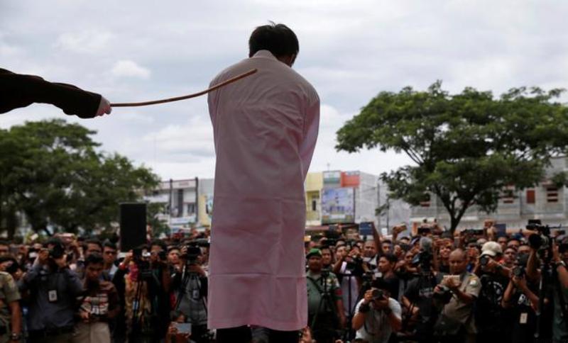 Μεσαίωνας: Δημόσιο μαστίγωμα δύο ανδρών στην Ινδονησία - Τιμωρήθηκαν επειδή ήταν γκέι (Video, σκληρές εικόνες) - Media