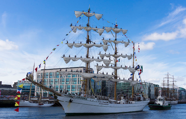 O «Ιππότης των θαλασσών» κατέπλευσε στα Χανιά – Εντυπωσιακές εικόνες από την άφιξή του  - Media