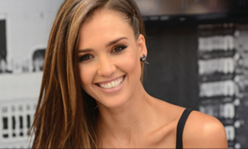 «Βγάζει μάτια» το αβυσσαλέο ντεκολτέ της Τζέσικα Άλμπα στο πάρτι γενεθλίων της (Photos) - Media