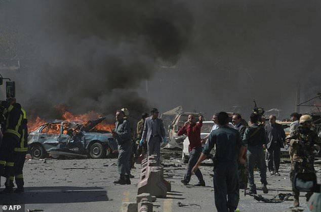 Ο τεράστιος κρατήρας από τη βόμβα που αιματοκύλισε την Καμπούλ (Photos) - Media