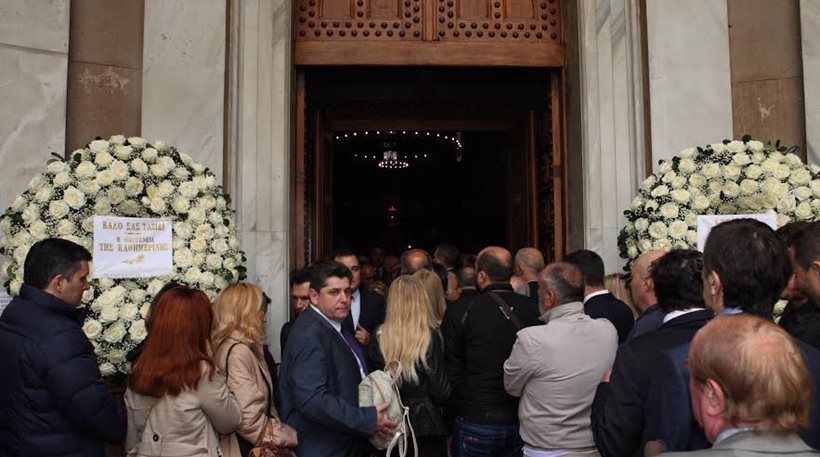 Πλήθος κόσμου στην κηδεία του Αριστείδη Αλαφούζου - Media