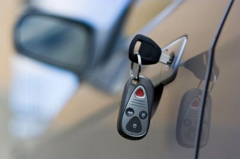 Παράδειγμα προς μίμηση: Βρήκε τα κλειδιά στην πόρτα του αυτοκινήτου και τα παρέδωσε - Media