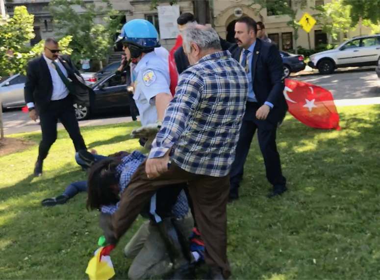 «Βράζει» η Ουάσιγκτον κατά του Ερντογάν: Κόλαφος το ψήφισμα της αμερικανικής Βουλής για τη βία έξω από την πρεσβεία (Video) - Media