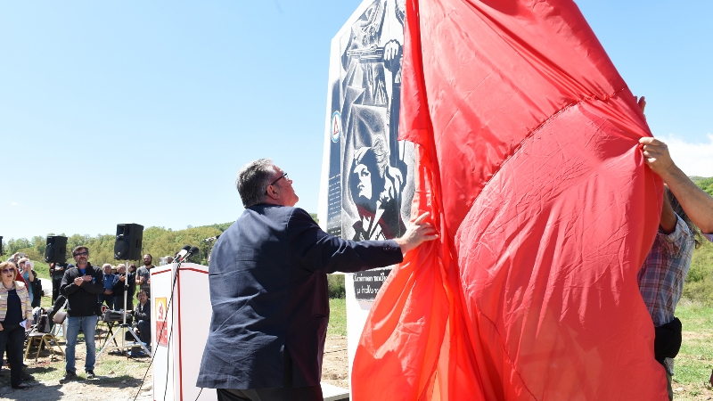 Φλώρινα: Τα αποκαλυπτήρια του μνημείου για τις γυναίκες του ΔΣΕ έκανε ο Δημήτρης Κουτσούμπας - Media