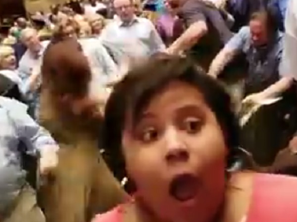 Απίστευτο ξύλο μεταξύ γονέων σε … τελετή αποφοίτησης (Video) - Media