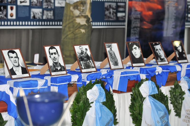 Οργή του ΚΚΕ για την παρουσία της Χρυσής Αυγής στην τελετή υποδοχής λειψάνων των πεσόντων στην Κύπρο - Media