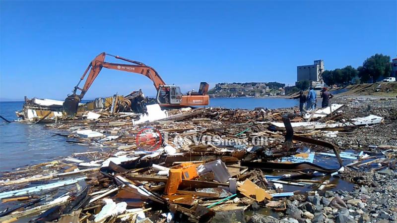 Καταστρέφουν κομμάτι κομμάτι τεράστιο ξύλινο δουλεμπορικό που σάπιζε στη Μυτιλήνη  - Media