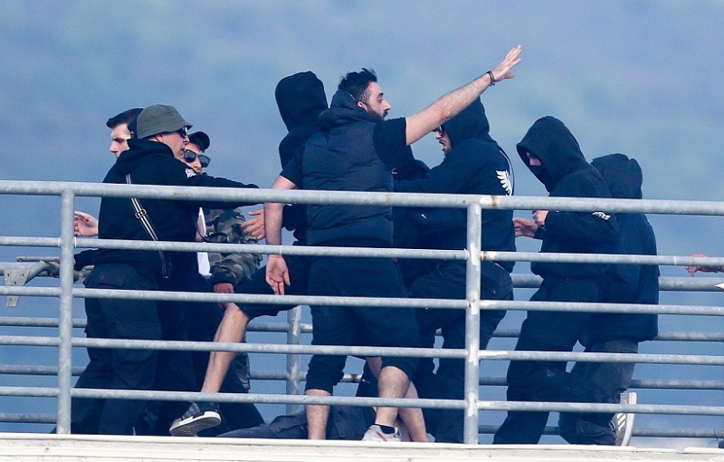 Οπαδός της ΑΕΚ λιποθύμησε από το ξύλο! (Photo) - Media