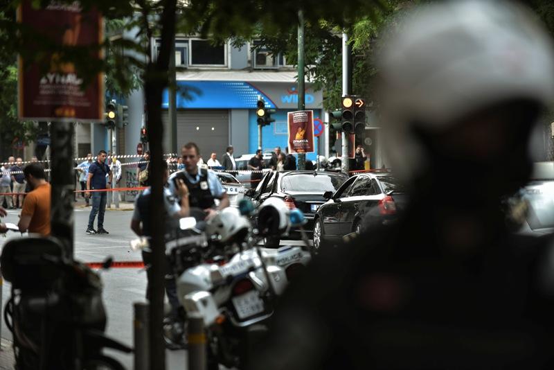 Ποιοι κρύβονται πίσω από την έκρηξη βόμβας στο αυτοκίνητο του Λουκά Παπαδήμου; - Media