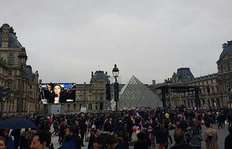 Άρχισαν τα πανηγύρια: Χιλιάδες κόσμου στο Λούβρο για τον Μακρόν (Video-Photos) - Media