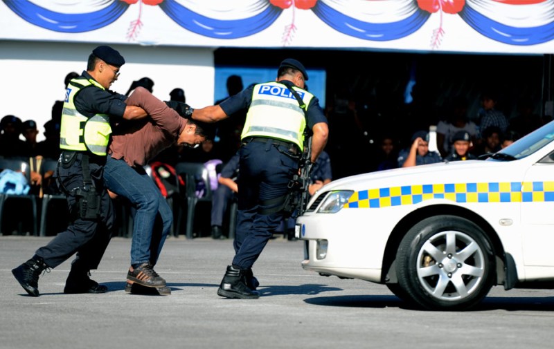 Βίντεο-σοκ: «Απαγωγή» Τούρκου πολίτη από αστυνομικούς στη Μαλαισία - Φόβοι για έκδοση στην Τουρκία (Video) - Media