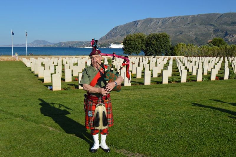 Υπό τους ήχους της γκάιντας η τελετή στο Συμμαχικό Νεκροταφείο για την 76η Επέτειο της Μάχης της Κρήτης (Photos&video) - Media