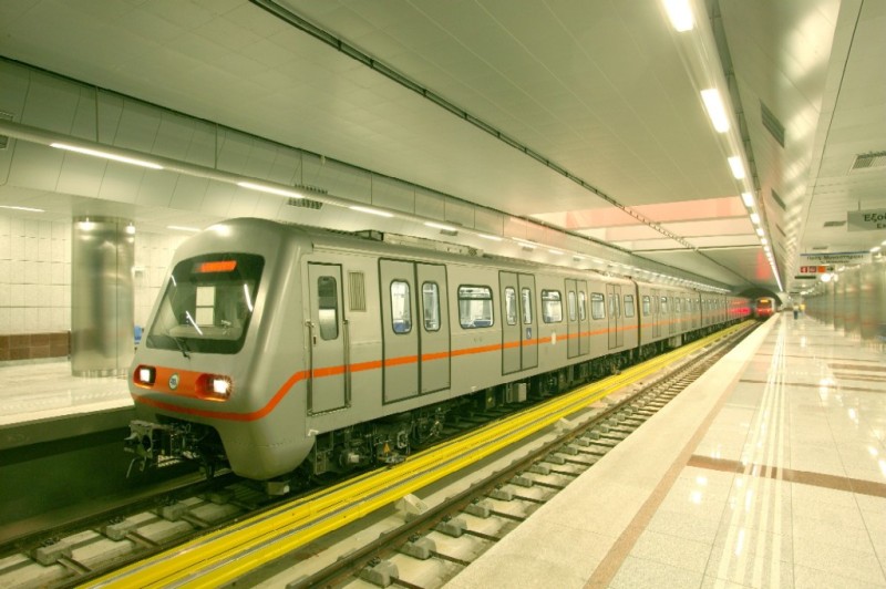 Φρίκη: Συρμός του μετρό παρέσυρε επιβάτη στο σταθμό του Αιγάλεω (Photos, σκληρές εικόνες) - Media