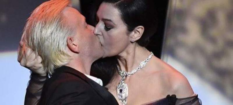 Τα καυτά φιλιά της Μόνικα Μπελούτσι πάνω στη σκηνή των Καννών (Video + Photos) - Media
