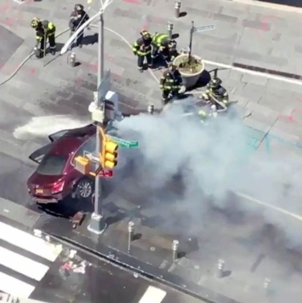 Συναγερμός στη Νέα Υόρκη: Αυτοκίνητο χτυπά πεζούς στην Times Square - Ένας νεκρός, 20 τραυματίες (Photos) - Media