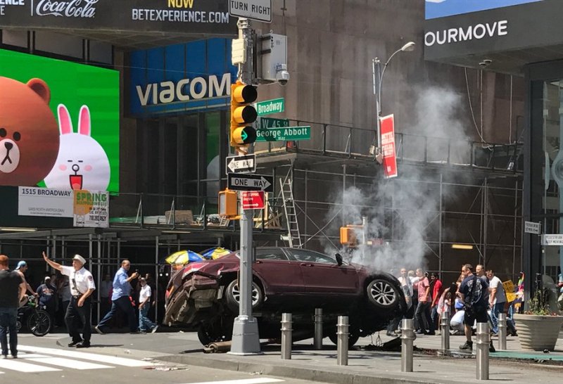 Τρόμος στη Νέα Υόρκη: Αυτοκίνητο χτυπά πεζούς στην Times Square - Πληροφορίες για ένα νεκρό (Photos-Video) - Media
