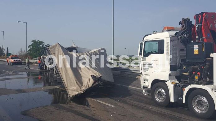 Λάρισα: Νταλίκα τούμπαρε κι έκλεισε την εθνική οδό  (Photos) - Media