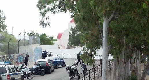 Χανιά: Τραυματισμένος ο ένοπλος που έχει ταμπουρωθεί στον ΟΚΑΝΑ (Photos - Video) - Media