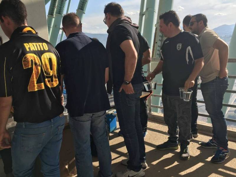 Φίλαθλοι της ΑΕΚ και του ΠΑΟΚ μαζί στο γήπεδο, την ώρα που άλλοι πλακώνονται - Media