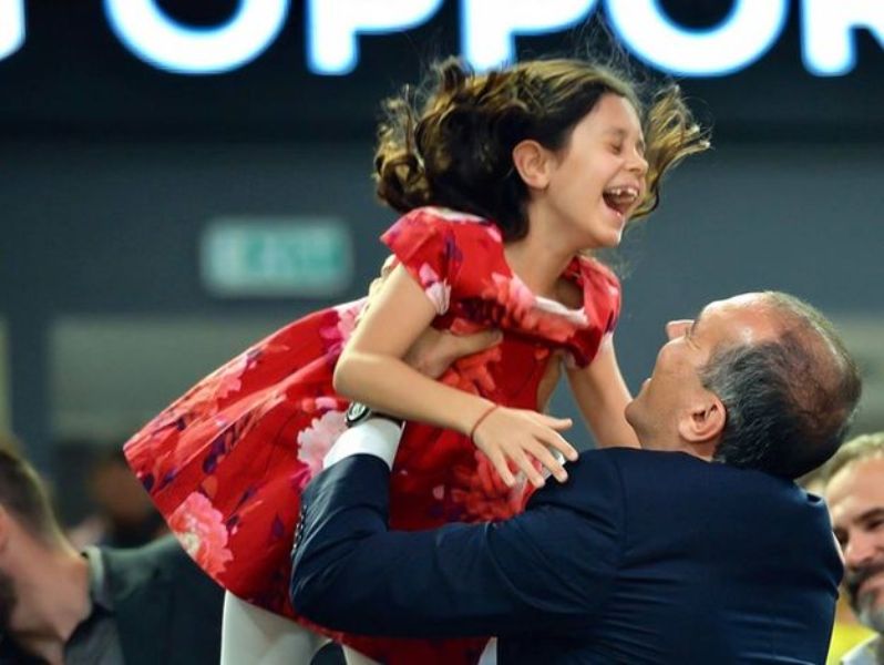 Η πιο δυνατή στιγμή: Ο Γ. Αγγελόπουλος πανηγυρίζει αγκαλιά με την κόρη του (Photo) - Media