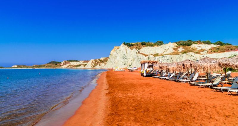 Η ελληνική παραλία με την πορτοκαλί άμμο και το ειδυλλιακό ηλιοβασίλεμα (Photos) - Media