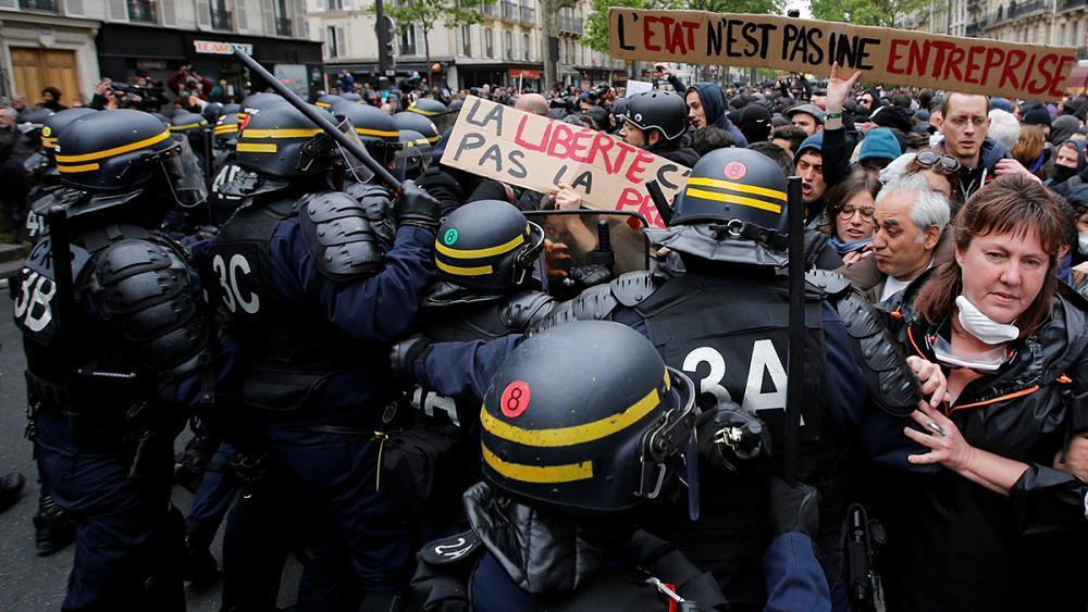 Με διαδηλώσεις και… ξύλο «υποδέχθηκε» το Παρίσι τον Μακρόν - Media