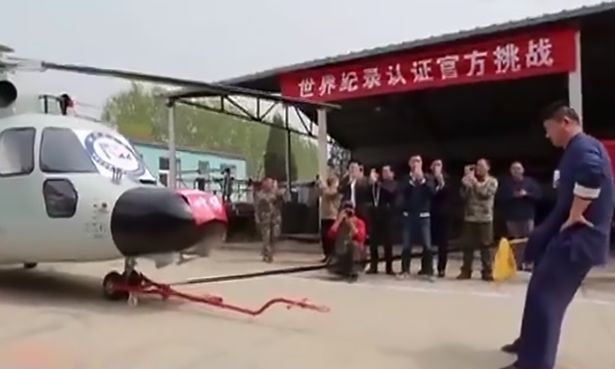Απίστευτο: Κατέρριψε το παγκόσμιο ρεκόρ τραβώντας ένα ελικόπτερο με … τα γεννητικά του όργανα (Photos - Video) - Media