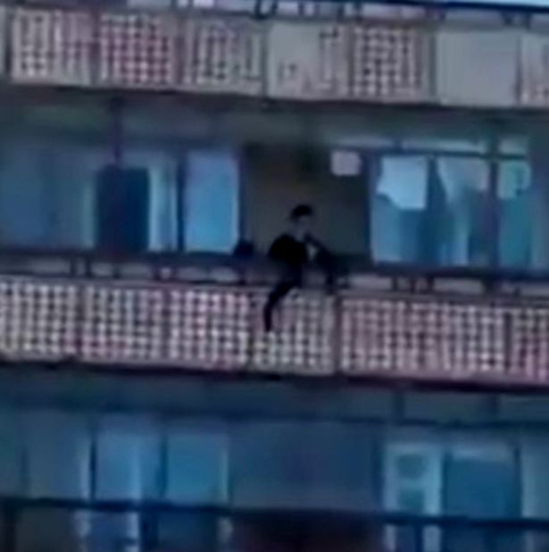 Κτηνωδία: Σκότωσε τη δωδεκάχρονη κόρη της και πέταξε το πτώμα της από το μπαλκόνι - Media