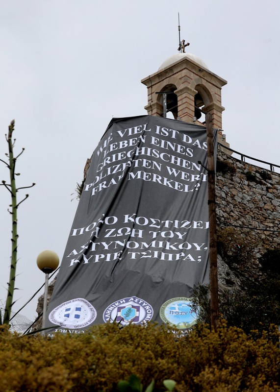 Οι ειδικοί φρουροί κρέμασαν πανό στο Λυκαβηττό - Media