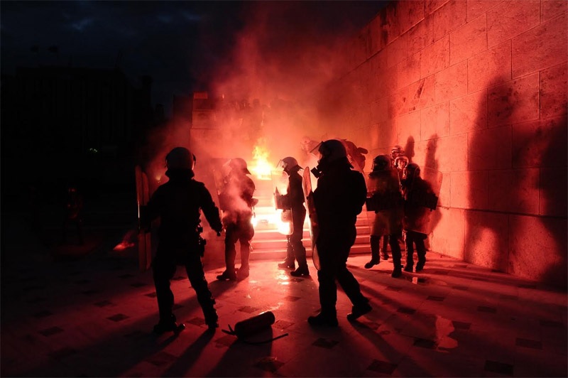 Επεισόδια έξω από τη Βουλή - Φωτιά σε σκοπιά του Άγνωστου Στρατιώτη (Video) - Media