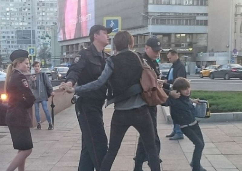Σάλος στη Ρωσία: Συνελήφθη 10χρονος επειδή… διάβαζε ποιήματα σε δρόμο - Media