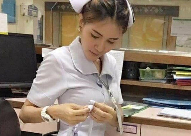 Νοσοκόμα έχασε τη δουλειά της επειδή η στολή της ήταν ...σέξι (Photos) - Media